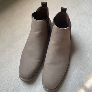 Men’s slide on boots.